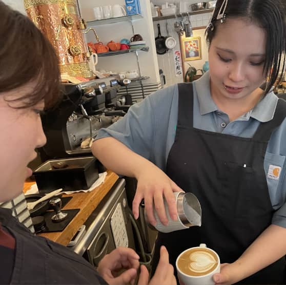 カフェでお客様に接客するスタッフ